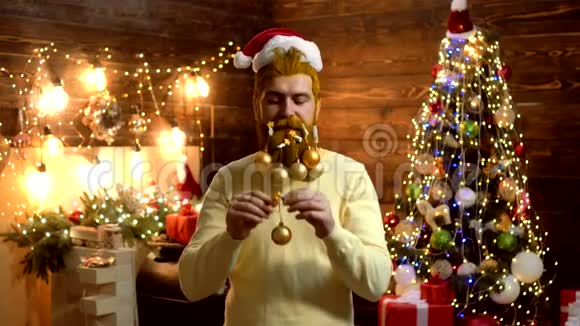 造型圣诞老人长胡子摆在木制背景上礼物的情感一个野蛮成熟的圣诞老人的肖像视频的预览图