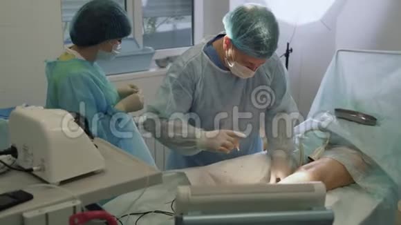 外科医生治疗硬化手术后伤口和绷带病人腿部视频的预览图