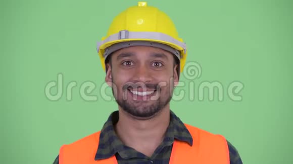 一脸快乐的年轻胡子波斯人建筑工人点头是的视频的预览图