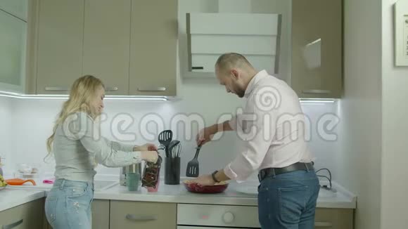 在厨房做早餐的浪漫休闲情侣视频的预览图