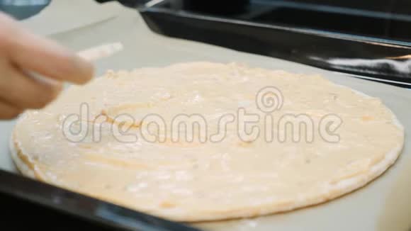 手把蘑菇加入披萨面团女人在厨房准备披萨关门厨师添加比萨饼配料视频的预览图