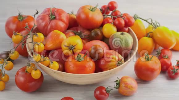 木制碗里的成熟彩色西红柿视频的预览图
