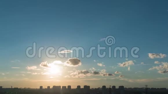 城市上空日落睡眠区的日落视频的预览图