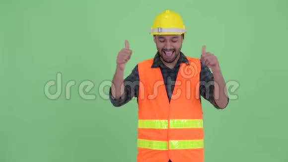 快乐的年轻胡子波斯人建筑工人竖起大拇指看上去很兴奋视频的预览图