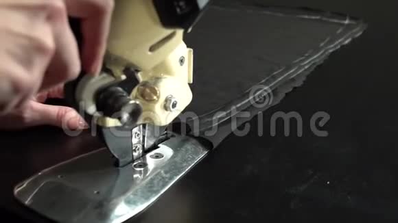 定制过程用电动圆刀切布手工制作的制造商概念视频的预览图