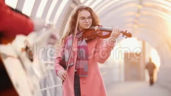 女人拉小提琴男人吹着吉他演奏经典音乐视频的预览图