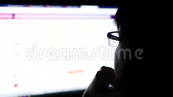 晚上戴眼镜的布鲁内特用电脑通过一家网上商店购买鞋子视频的预览图