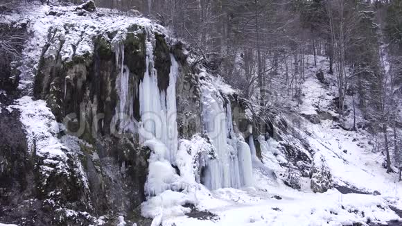 冬天的寒霜瀑布溪山崖上的小溪冰冻的雪视频的预览图