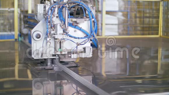 工业机器在工厂加工金属棒生产家用电器视频的预览图
