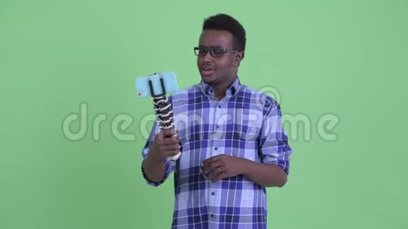 快乐年轻的非洲潮男用电话视频的预览图