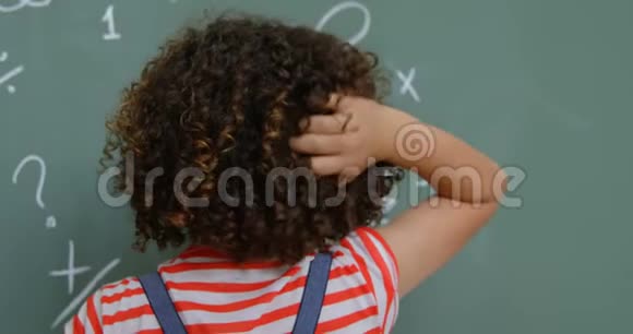 4k学校混合种族女学生在教室挠头后景视频的预览图