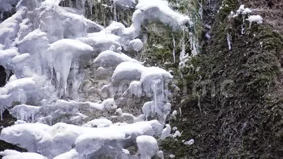 冬天的寒霜瀑布溪山崖上的小溪冰冻的雪视频的预览图