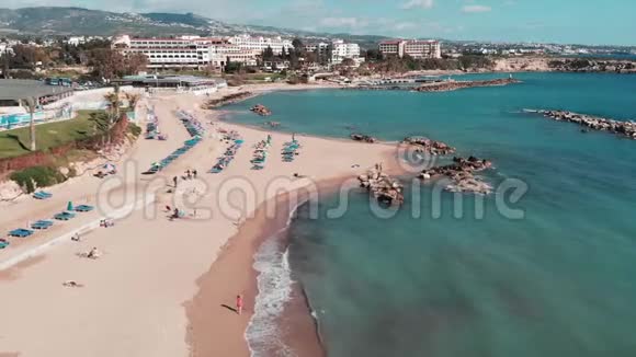 穿越地中海海岸线的无人机人们在海滩上享受假期和放松酒店区域的鸟瞰图BB视频的预览图