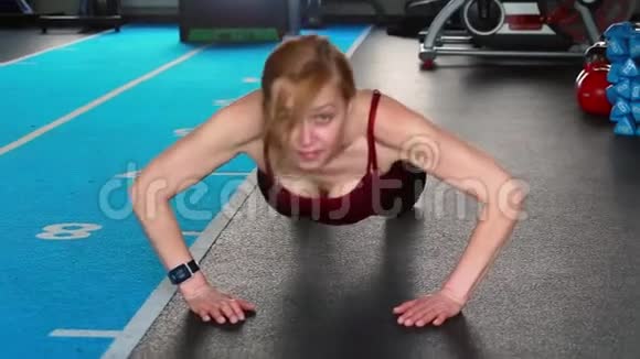 老年妇女在健身房做俯卧撑练习视频的预览图