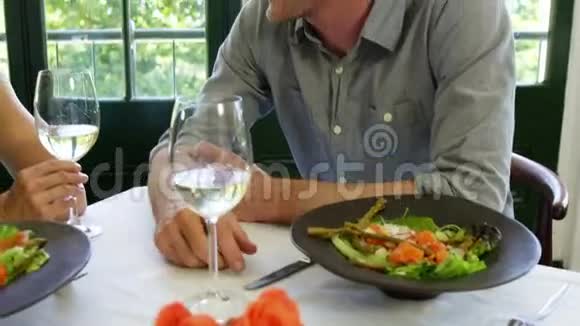 可爱的夫妇一起吃午餐一起品尝葡萄酒视频的预览图