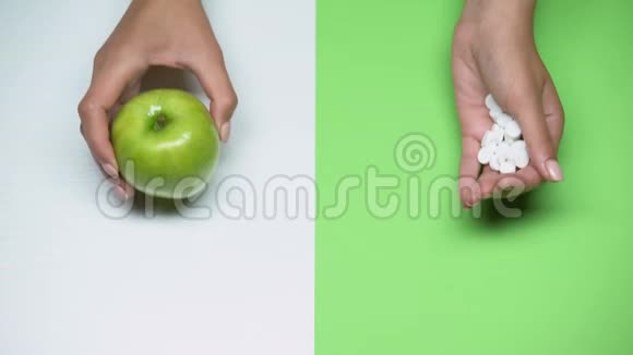 苹果与药片的选择饮食和健康的生活方式医生的建议宏观的视频的预览图