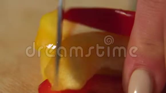 在切菜板上用红黄两色胡椒刀对厨师切口进行特写视频的预览图