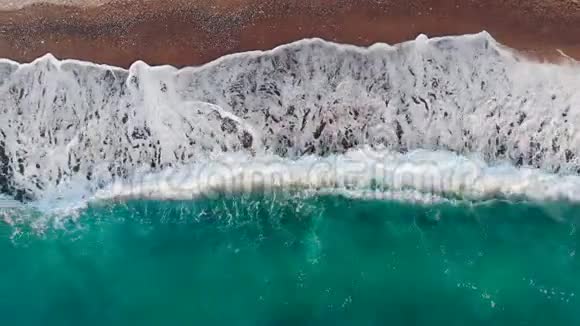 海浪拍打在沙滩上空中观景视频的预览图