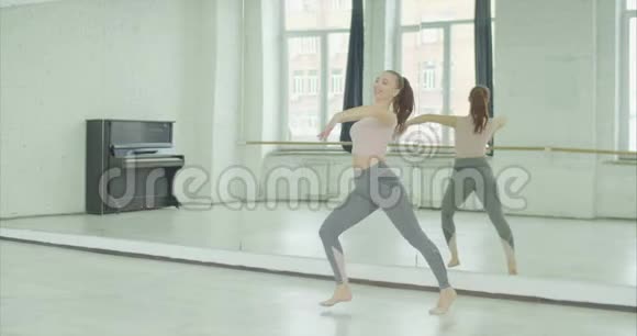 开朗的女人在工作室练习富有表现力的舞蹈视频的预览图