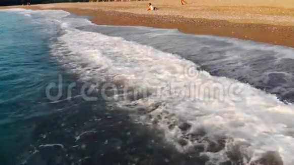 蓝色的海溅在希腊的沙滩上空中观景视频的预览图
