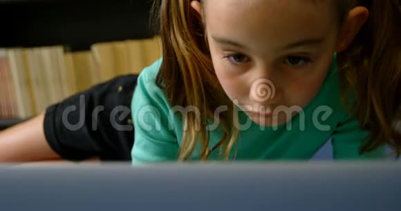 在4k学校图书馆用笔记本电脑学习的白人女学生的正面景色视频的预览图