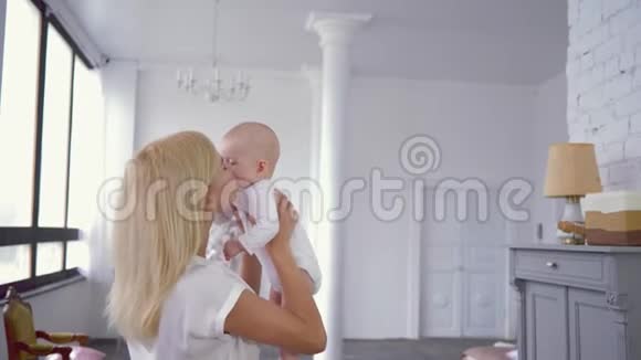 父母的亲吻年轻的母亲用手指在嘴里缓慢地抬起头来视频的预览图