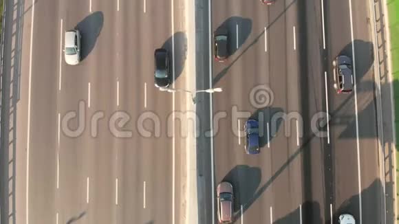汽车驾驶的高空俯视道路小公路公路上的公路旅行视频的预览图