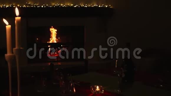 带装饰圣诞节的桌子和壁炉的暗房视频的预览图