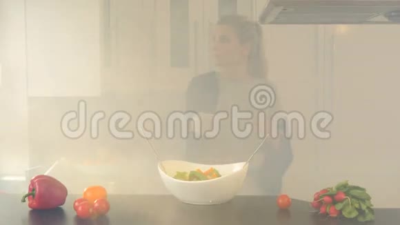 厨房里有烟视频的预览图