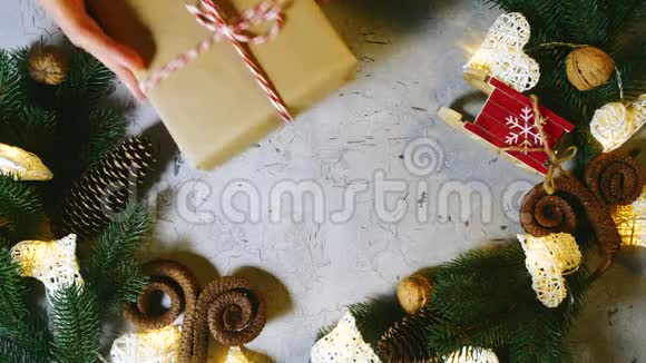 圣诞节和新年的仪式女人的双手捧着纸包的礼物放在桌上桌上放着节日的礼物视频的预览图