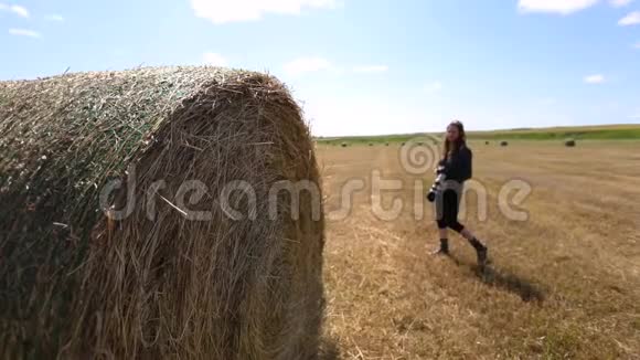 女摄影师拍摄干草堆视频的预览图
