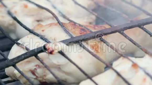 肉鸡的外壳在煤烤架上烤视频的预览图