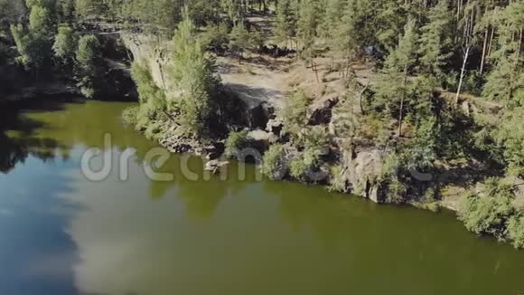 高山湖边的岩石悬崖视频的预览图