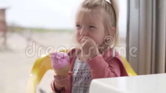 夏天一个可爱的小女孩喜欢吃美味的冰淇淋视频的预览图