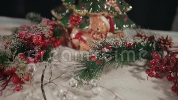球戴帽子的熊和涂在瓷质圣诞树上的围巾视频的预览图