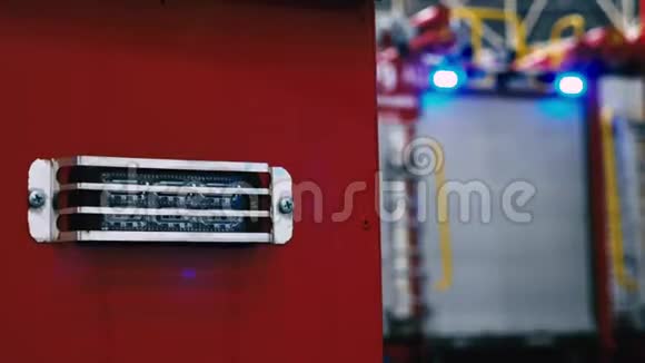 关闭红色消防车的闪光灯视频的预览图