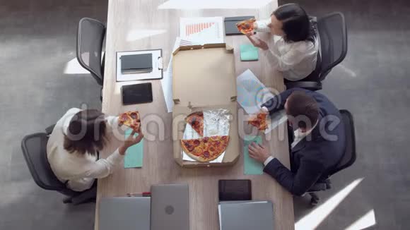 员工吃披萨视频的预览图