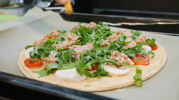 地中海披萨餐厅厨师手把贻贝加入披萨基地加入比萨饼的配料视频的预览图