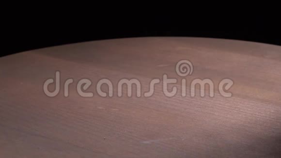 旋转在木板上浇亚麻籽慢动作视频的预览图