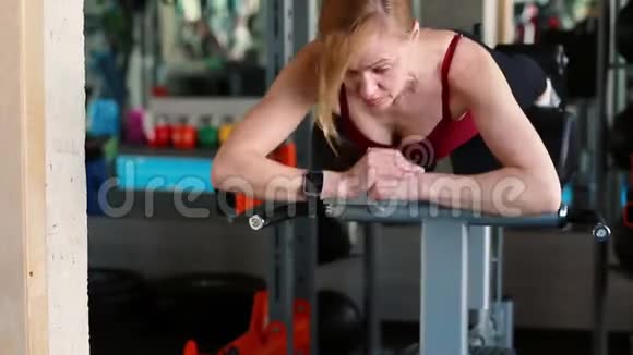 一个年长的女人在健身房锻炼背部视频的预览图