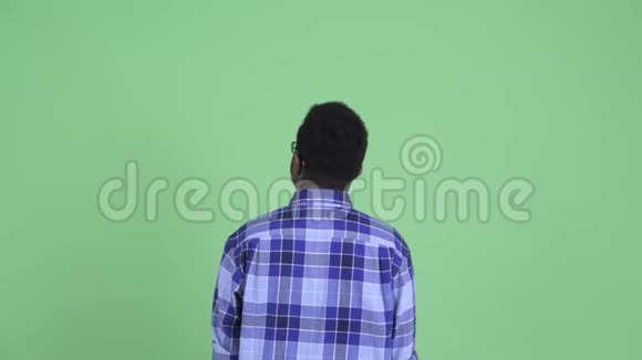 年轻的非洲嬉皮士手指的后视图视频的预览图