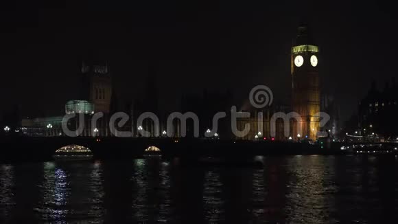 伦敦的大本钟夜晚威斯敏斯特大桥上的交通英国老钟视频的预览图