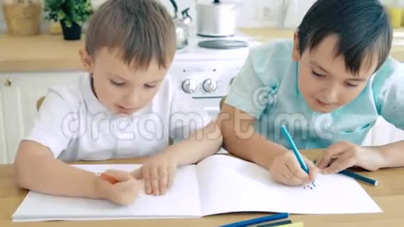 妈妈帮助两个儿子在相册里画记号学前教育视频的预览图