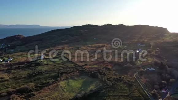 泰林的鸟瞰图紧挨着爱尔兰唐格尔郡的斯利弗联盟悬崖视频的预览图