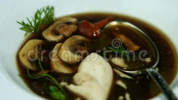 特写白色盘子蘑菇汤从黑色带走视频的预览图