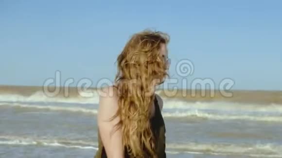 年轻性感的女孩在海边嬉戏视频的预览图
