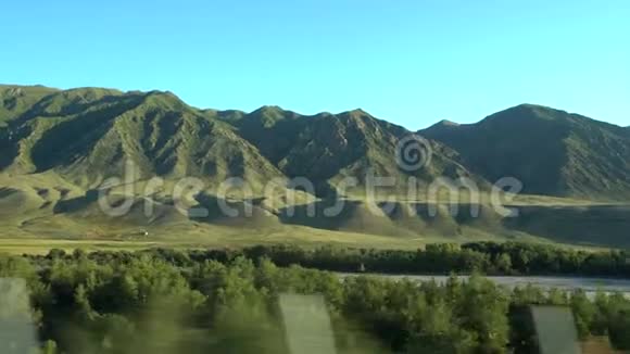 观青山树从车窗前往哈萨克斯坦视频的预览图