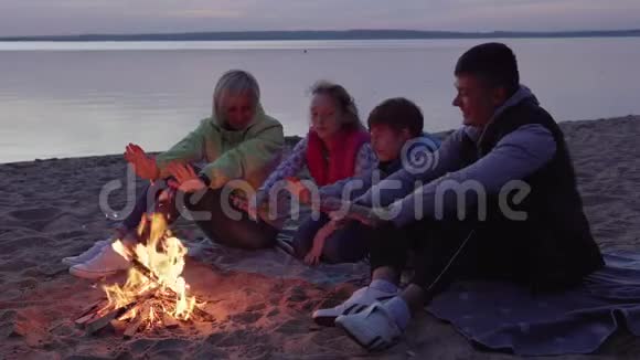 幸福的家庭和孩子们温暖的手在海滩上视频的预览图