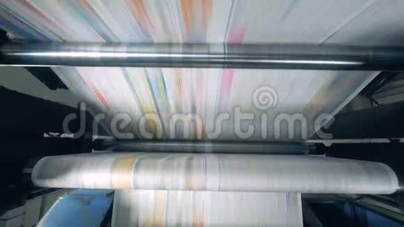 印刷机印刷彩色纯色纸视频的预览图