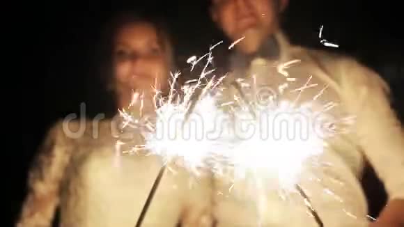 情侣们点燃火花庆祝婚礼亲吻模糊视频的预览图